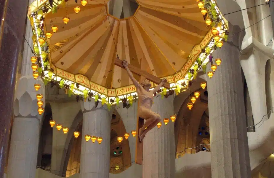 Coloanele curgătoare, decorațiunile asemănătoare plantelor și vitraliile Sagrada Familia The Sagrada Familia’s flowing columns, plant-like decorations, and stained glass windows